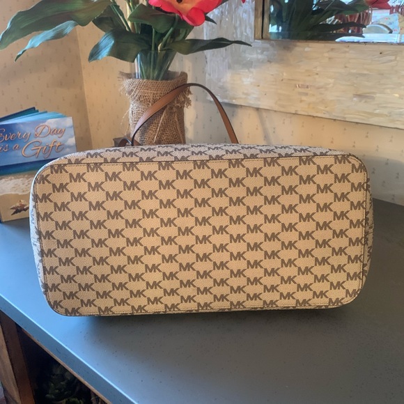 Michael Kors NEW NEVER CARRIED, large multi function tote. “MK” print logo. - Picture 4 of 10
